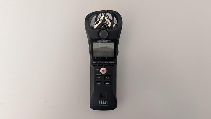 Zu erkennen ist ein Audio-Aufnahmegerät Zoom H1n