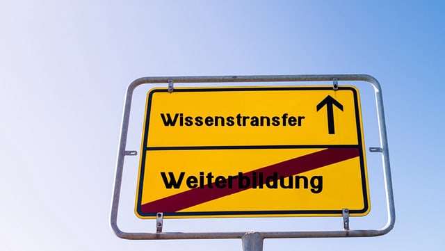 transfer 640x361 Ortsschild mit der Aussage: Sie verlassen Weiterbildung, nächster Ort ist Wissenstransfer.