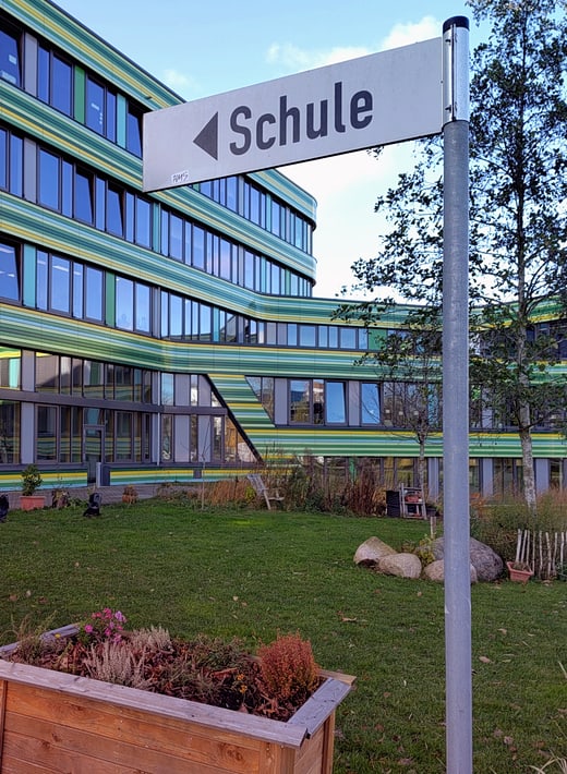 schule-520x710 Wegweiser Schule mit Schulgebäude im Hintergrund