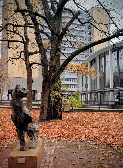uni-520x710 Audimax und VMP 6 mit Löwenstatue im Vordergrund