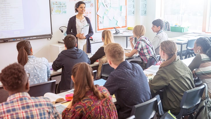 Lehrer und Schüler im Klassenzimmer während des Unterrichts