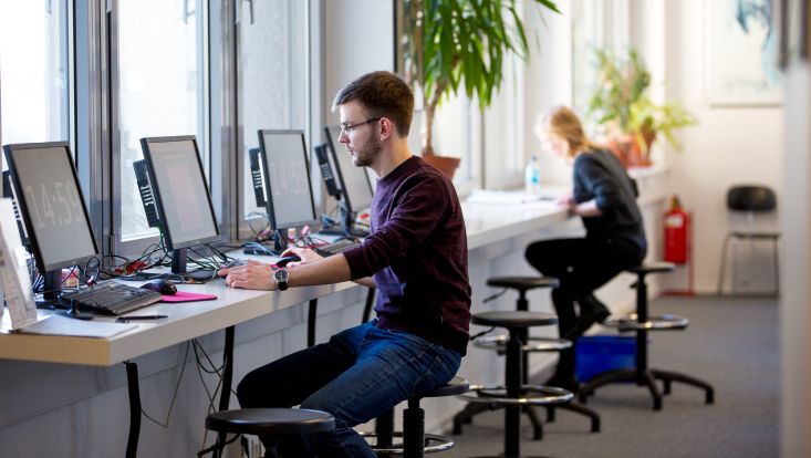 Student in der Bibliothek am PC
