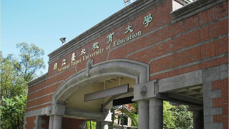 Blick auf ein Backsteintor auf dem in goldenen Buchstaben "National Taipeh University of Education" steht