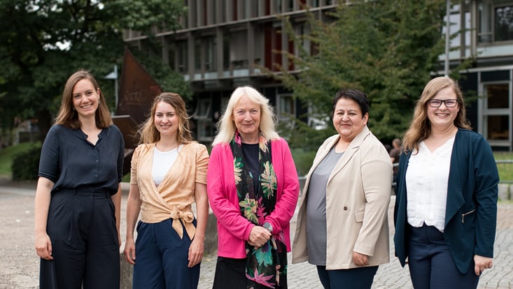 Ein Bild von den Kolleginnen des Referats Internationalisierung: Hilla Franken, Lena Borlinghaus-ter Veer, Dilbar Ernazarova, Telse IWers und ALina Kunze