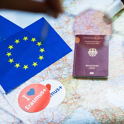 Schreibtisch mit Reisepass, Lankarte und Erasmus-Sticker