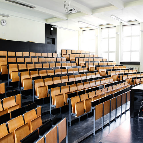 Stühle in Hörsaal