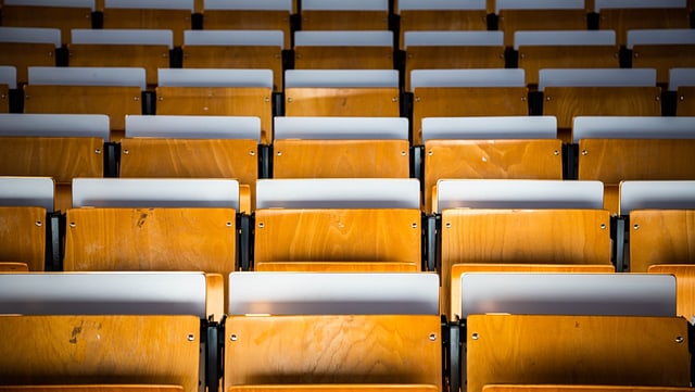 Sitzreihen im Hörsaal