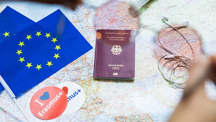 2025-uhh-goettling-schreibtisch-landkarte-erasmus-733x414 Schreibtisch mit Reisepass und EU Flagge