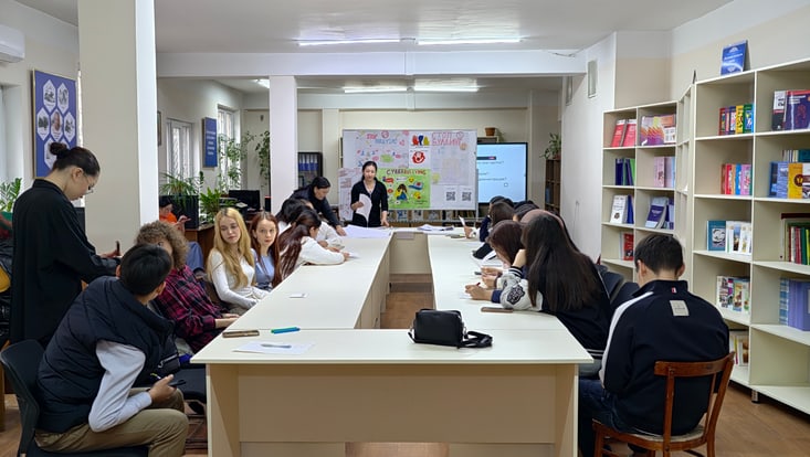 Teilnehmenden am Workshop gegen Cybermobbing in Kyrgyzstan einem Seminarraum.