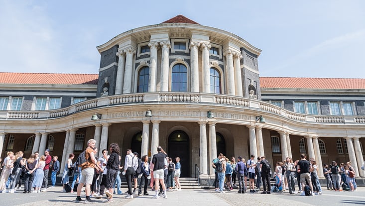 Viele Studierende stehen vor dem Hauptgebäude der Universität Hamburg (ESA 1).