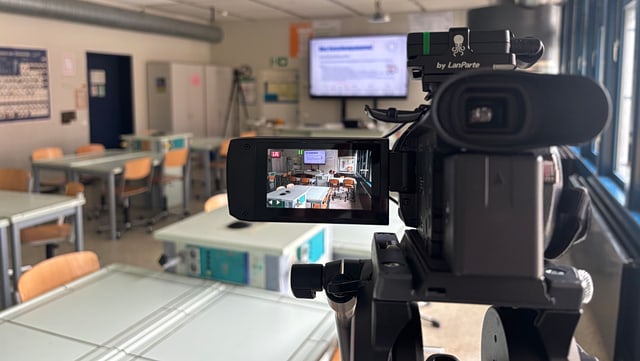 Foto von einer Kamera, ausgerichtet auf einen Klassenraum