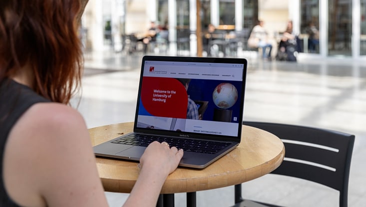Laptop auf Tisch