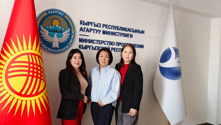 Picture of Aigerim Zholchubekova, Jyldyz Doolbekova and Almagul Osmonova, Team Taalim Forum KG at the roundtable in Kyrgyzstan