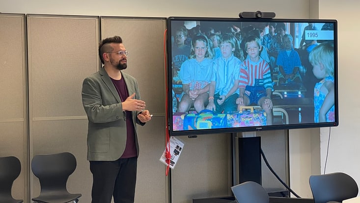 steckbrief-rieckmann-733x414 Prof. Dr. Torben Rieckmann spricht in einem Seminarraum über seine Forschung. Er steht vor einem Smartboard auf dem ein Kinderfoto von ihm erkennbar ist.