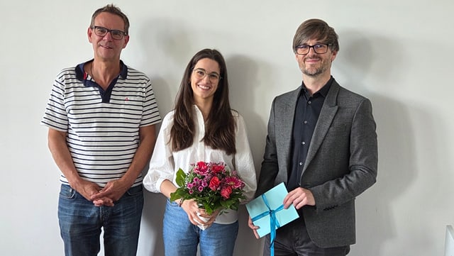 Claus Krieger, Preisträger*in Lina Goss und Mathias Gintzel bei der Verleihung des Gender- und Diversitypreises 2025