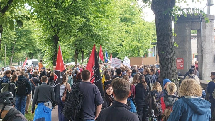 whatsup-2026-06-demo-733x414 Bild von Demogruppe vor Hauptgebäude UHH