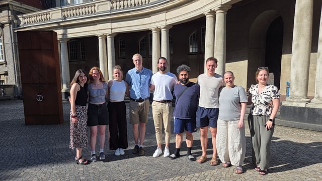 Teilnehmer*innen des Workshops stehen vor dem Hauptgebäude der UHH