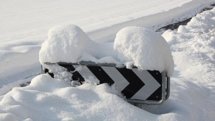 Straßenschild im Schnee