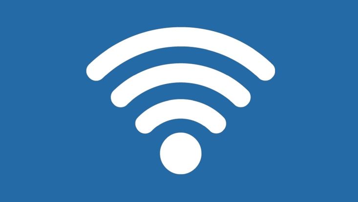 Ein weißes WLAN-Symbol vor blauem Hintergrund