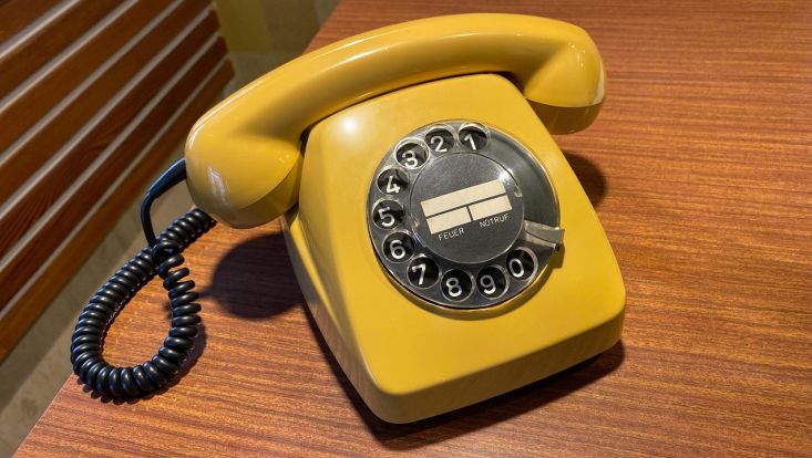 altes Telefon mit Wählscheibe