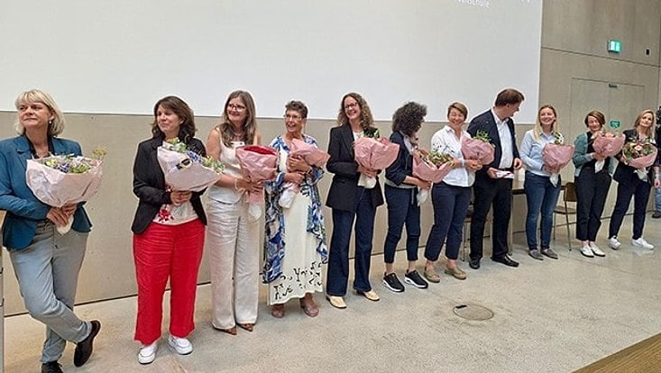 whatsup-2025-08-sarah-phbern-jpg-733x414 Teilnehmer:innen auf Podium mit Blumen