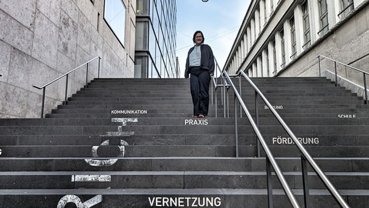Julia Schwanewedel in Zürich Frau auf Treppe