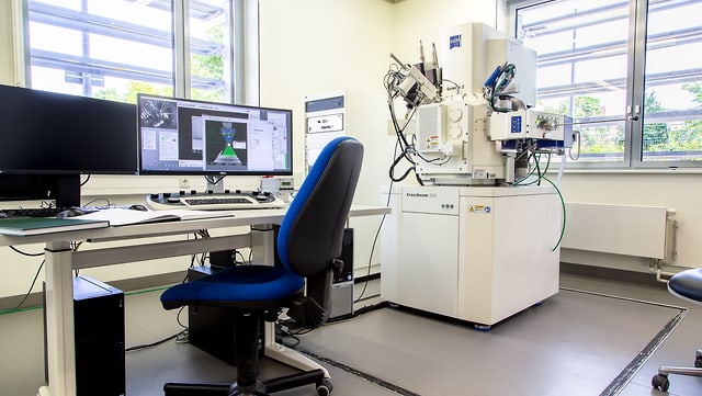 Labor mit Blick auf Messinstrumente und einen Computerbildschirm