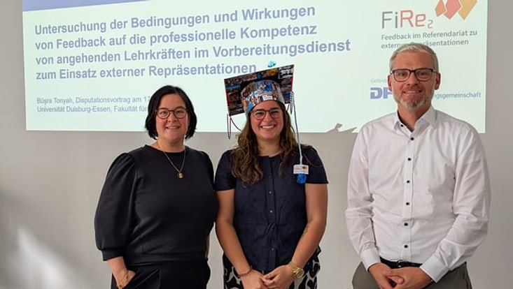 Julia Schwanewedel, Büsra Tonyali und Prof. Dr. Mathias Ropohl Gruppenfoto von Julia Schwanewedel, Büsra Tonyali und Prof. Dr. Mathias Ropohl