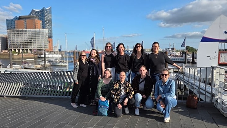 Gruppenbild der Biologie- und Chemiedidaktik vor der Elbphilharmonie Gruppenbild der Biologie- und Chemiedidaktik vor der Elbphilharmonie