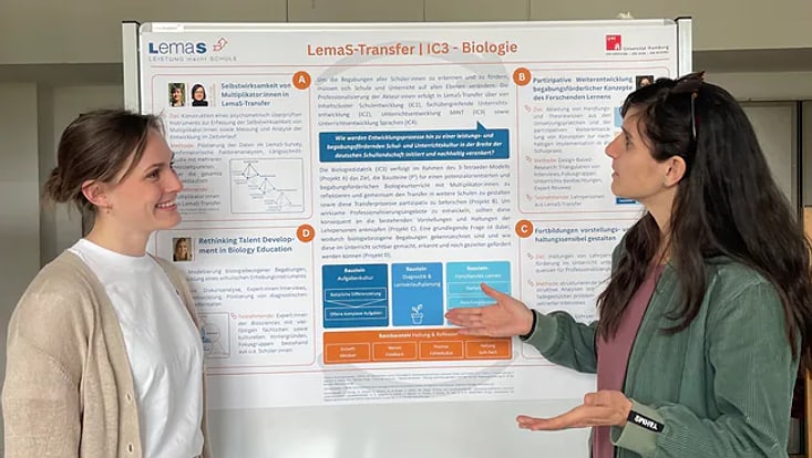 Hanna Birkenhagen und Ilse Stangen beim Forschungstag Hannah Birkenhagen und Ilse Stangen beim Forschungstag vor einem wissenschaftlichen Poster