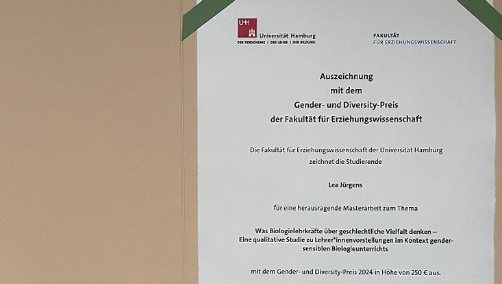 Masterarbeit von Lea Jürgens: „Was Biologielehrkräfte über geschlechtliche Vielfalt denken –Eine qualitative Studie zu Lehrer*innenvorstellungen im Kontext gendersensiblen Biologieunterrichts“ Präsentationstitelfolie der Masterarbeit