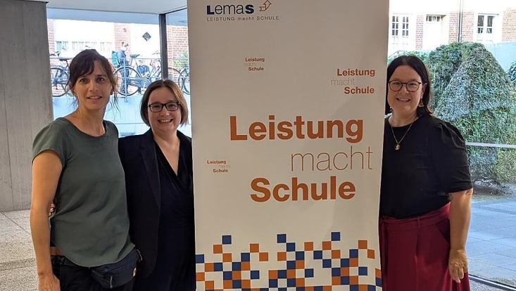 Ilse Stangen, Norma Martins und Julia Schwanewedel Gruppenbild vor LemaS-Aufsteller