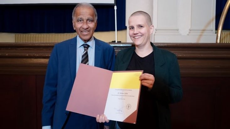 Dr. Britta Lübke wird Young Academy Fellow Personen mit Urkunde