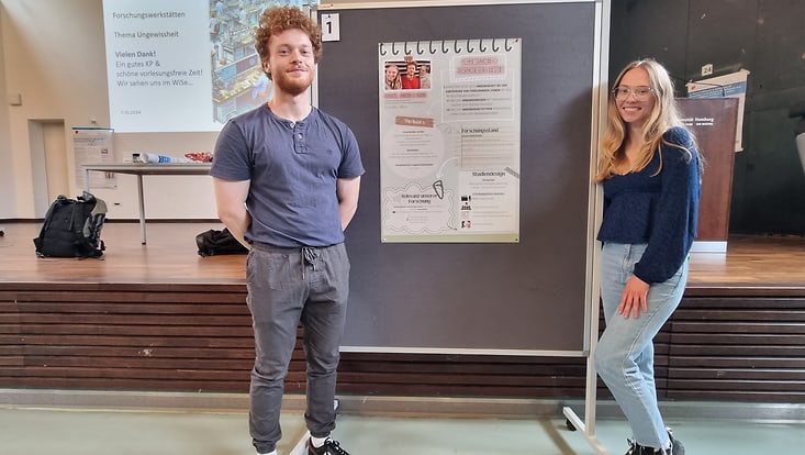whatsup-2024-07-britta-fowe-posterpraesentation Zwei Preisträger:innen vor ihrem Poster
