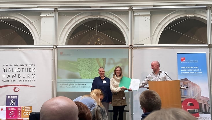 nachhaltigkeitspreis-733x414 Foto von Verleihung des Preises auf Podium im Lichthof