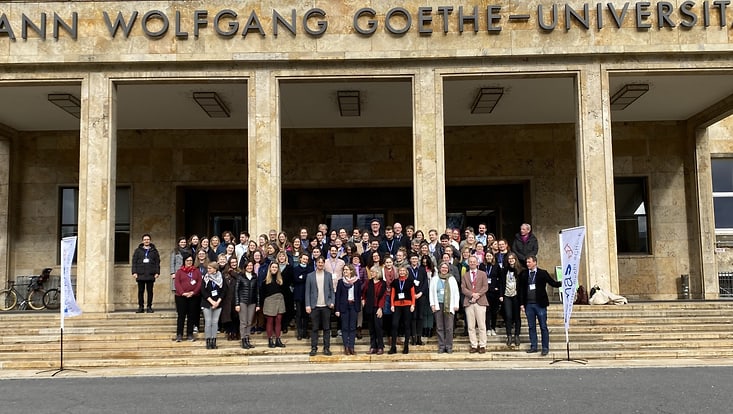 whatsup-2024-02-lemas-treffen-fv-733x414 Gruppenfoto des Forschungsverbundes auf den Treppen des IG Farben Baus der Uni Frankfurt