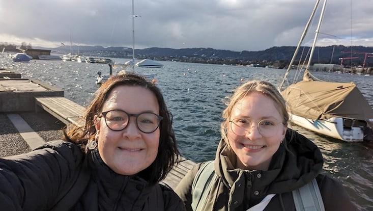 whatsup-2024-01-lilith-julia-lemas-kolleg-zuerich-733x414 Selfie von Julia Schwanewedel und Lilith Koch vorm Zürichsee
