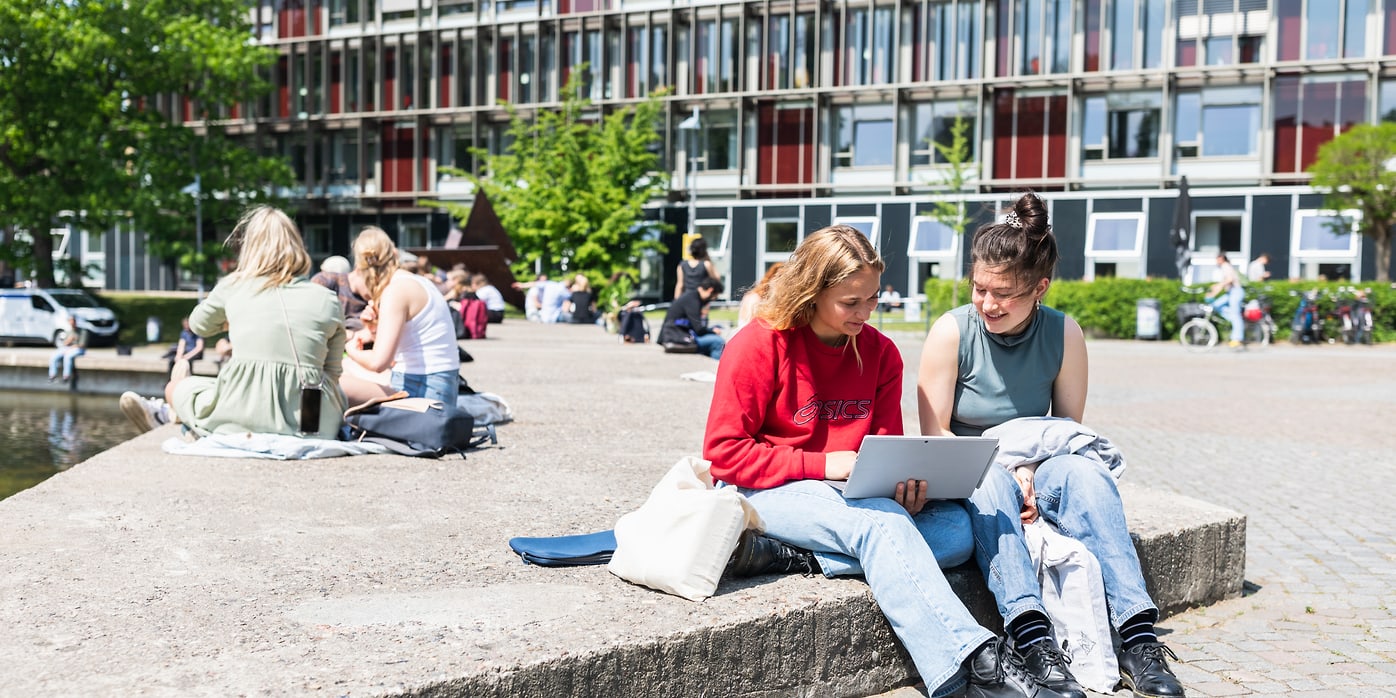Studierende auf dem Campus