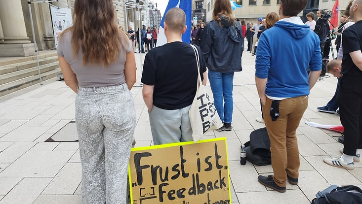 whatsup-2026-08-anna-britta-ilse-demo-733x414 Teilnehmer:innen einer Demo zur Ausfinanzierung der Universitäten in Hamburg