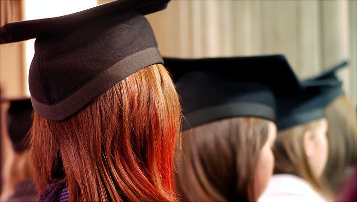 Promotionsfeier, Hinterköpfe mit Doktorhüten