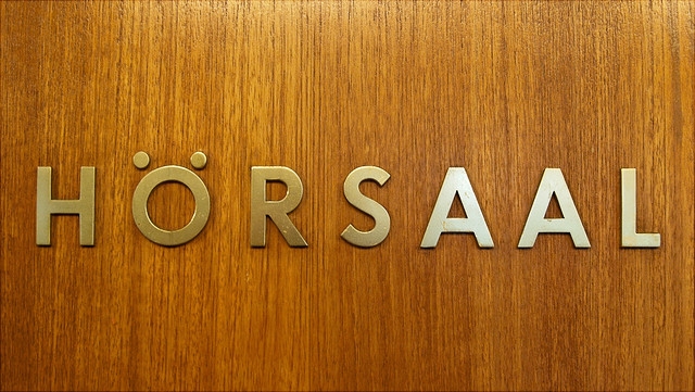 Schriftzug Hörsaal auf Tür