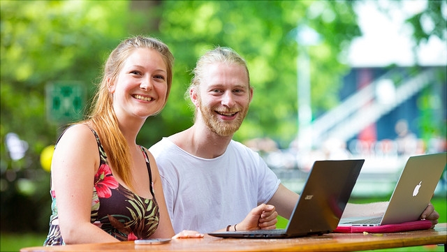 Studierende mit Laptops im Freien