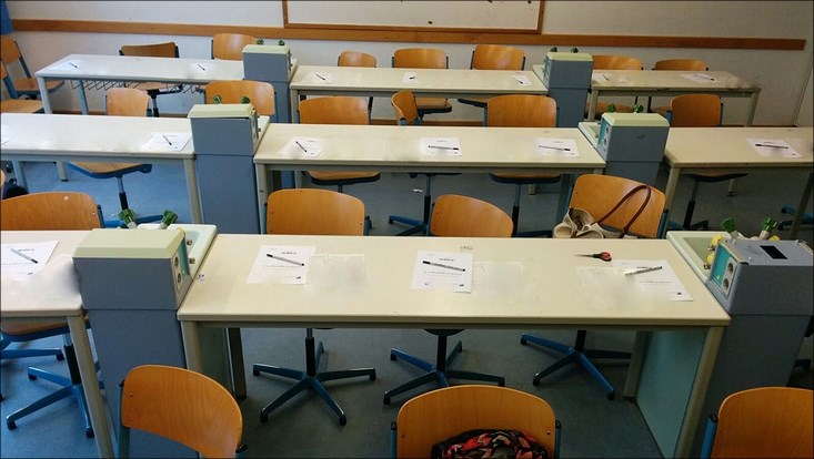 Tische im Klassenzimmer