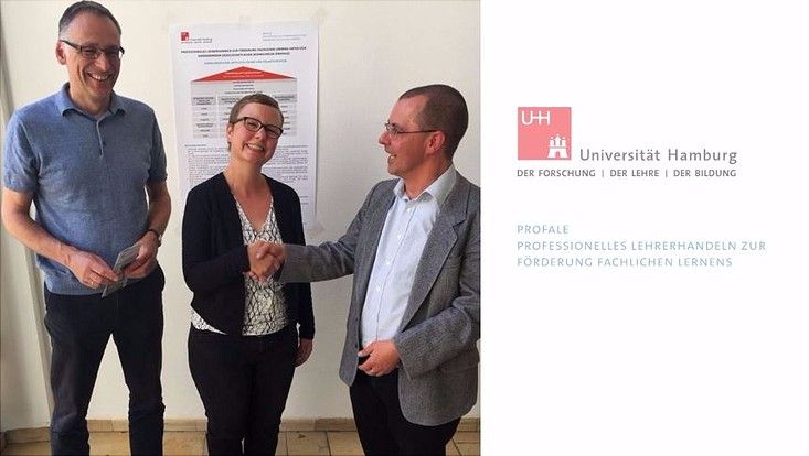 Die Kollegin Frau Saure der Stabstelle Gleichstellung übergibt Hr. Grommes und Hr. Herzog vom ProfaLeprojekt die Mobile Spielekiste im Foyer der MBA 58/60