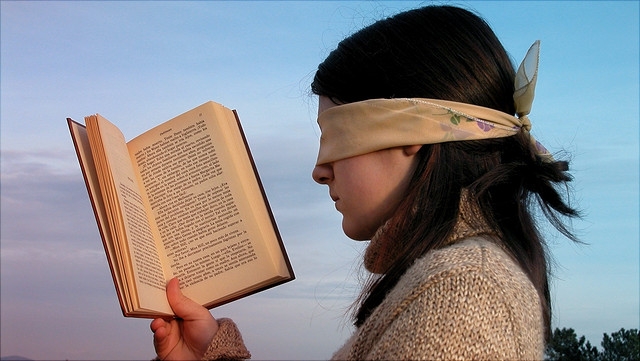literacy pixabay anher 640x361 Mädchen liest mit verbundenen Augen.
