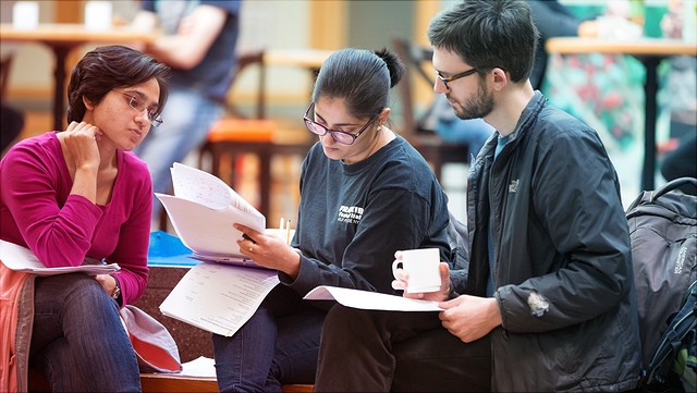 Studierende in Sitzgruppe mit Arbeitsblättern