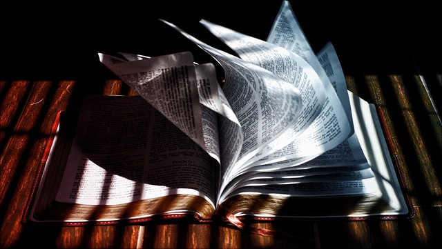 Wind blättert durch altes Buch.