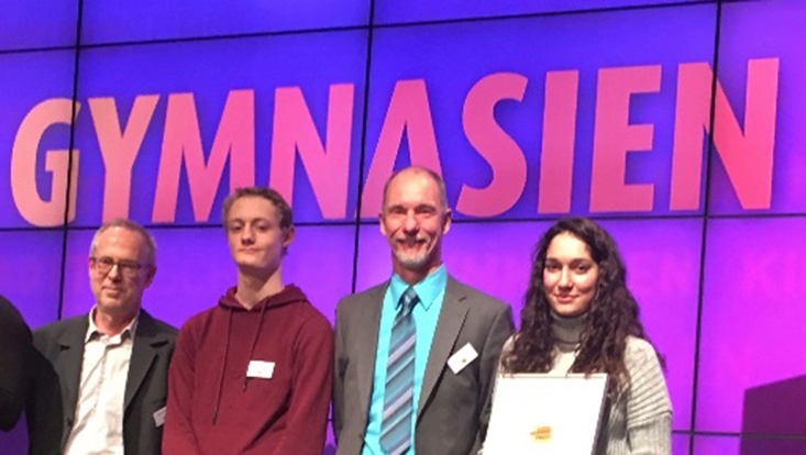 Preisträger des Hamburger Bildungspreises: Peter Stender (2.v.r.) und Mathelehrer Helmut Springstein mit Schülern des Gymnasiums Süderelbe