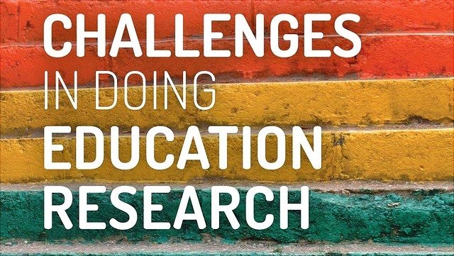 Farbige Treppenstufen, darüber Titel des Projekts.