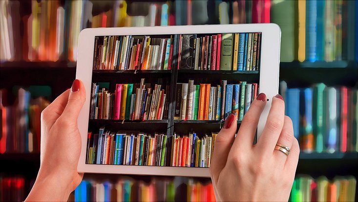 Tablet fotografiert ein Buchregal